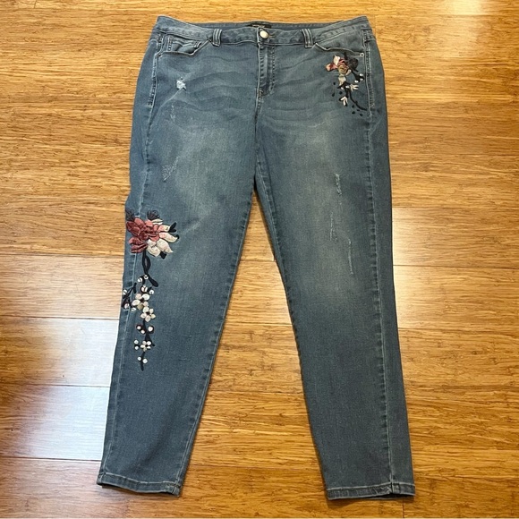 Lane Bryan Venezia Embroidered High Rise Medium Wash Blue Jeans. Size 18 - Picture 9 of 14